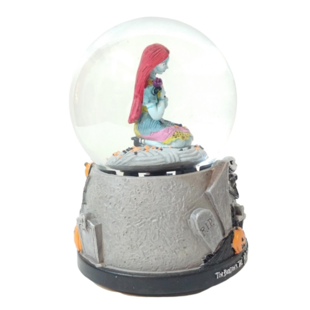 ❌SOLD❌ Nightmare before Christmas Snow Globe - Picture 2 of 8